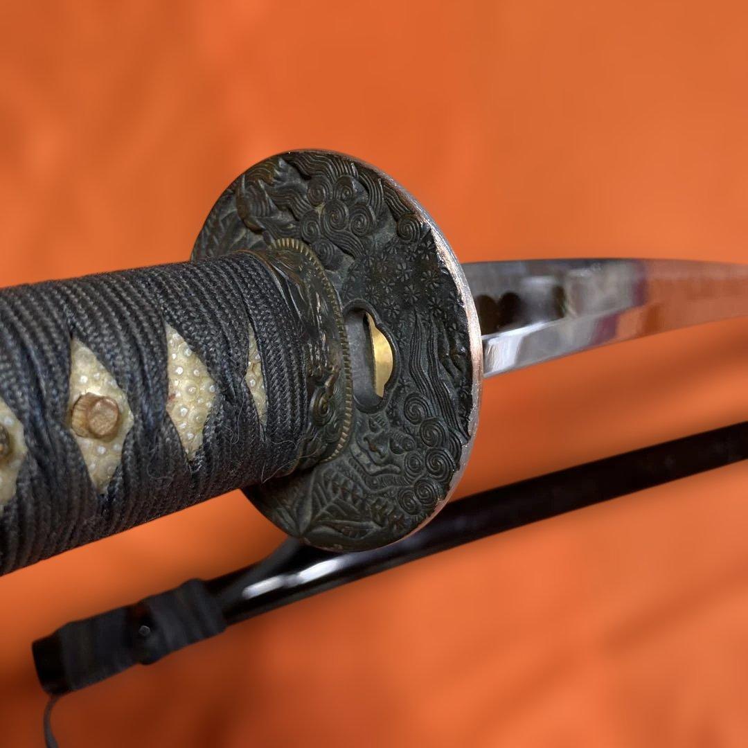 上級模造刀 黒柄 獅子彫丸鍔 濃赤茶呂鞘 - メルカリ