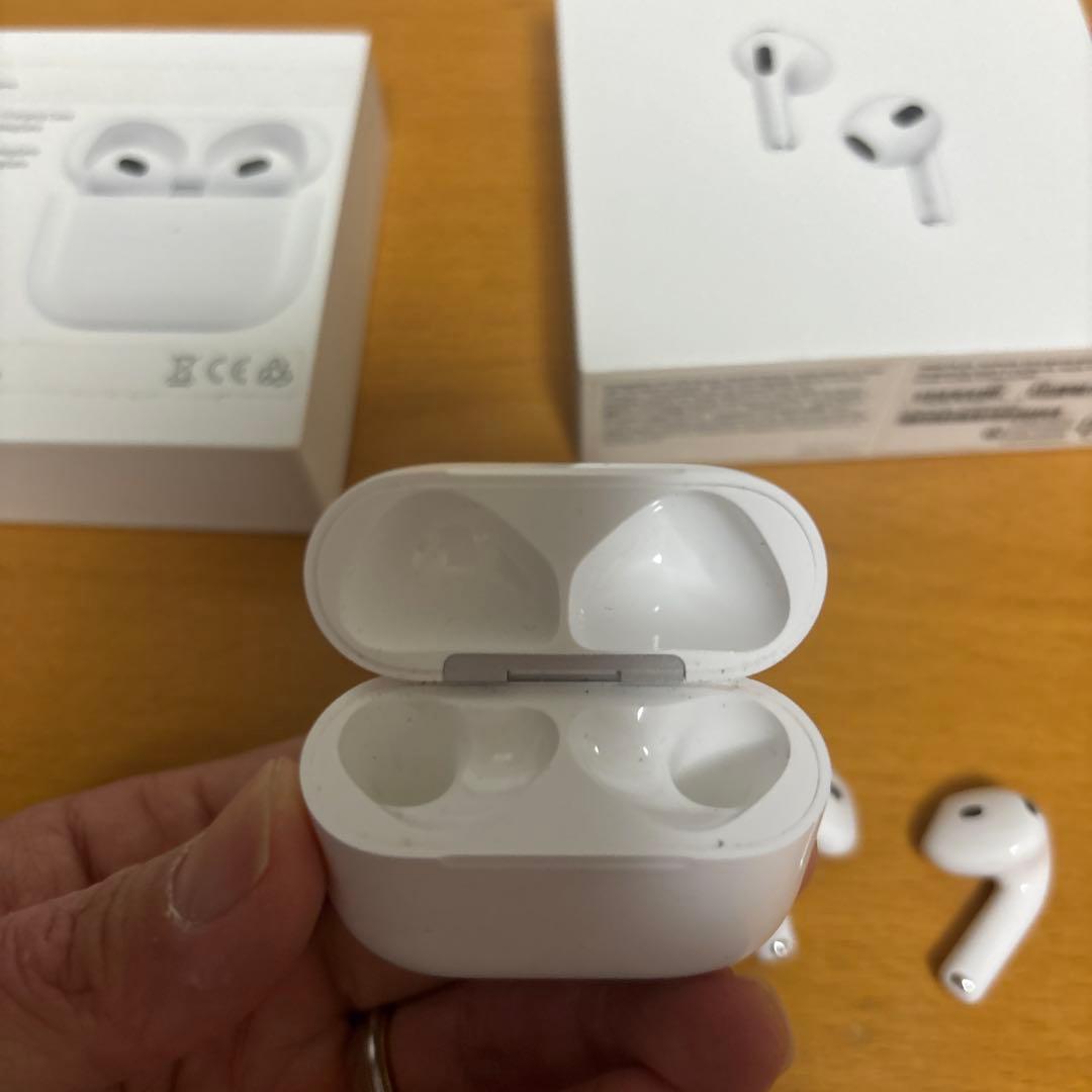 AirPods4 ノイキャンなし本体 ホワイト 充電ケース、箱あり - メルカリ
