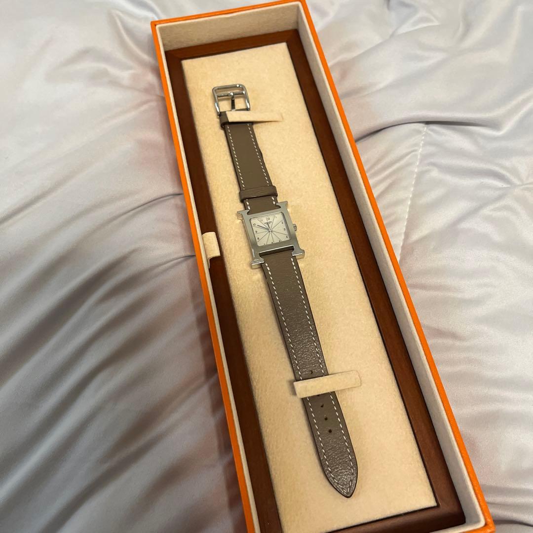 HERMESレザー スクエアフェイス時計 エルメス、カルティエ…「腕時計」は革ベルトが気分＜関西SNAP＞ | VERY