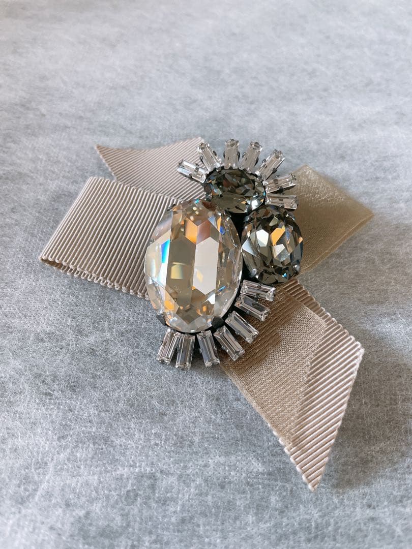 FOXEY リボン付きクリスタルブローチ - メルカリ
