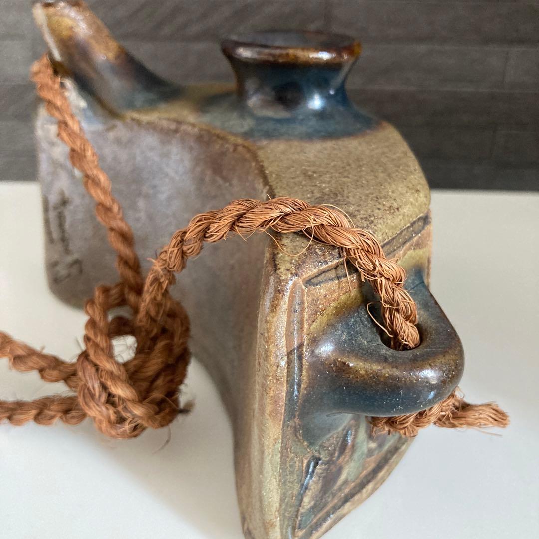 サインだけのわりと近年の作品 小橋川清正 琉球壺屋焼 赤絵彫魚模様