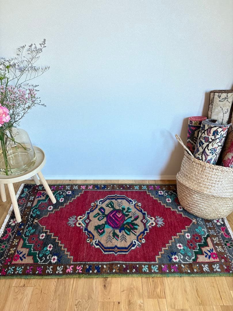 スモールサイズ　赤い花柄のヴィンテージラグ　トルコアナトリア地方 ヴィンテージ風ラグ TOCORU Series アナトリア ループ レッド– ラグと