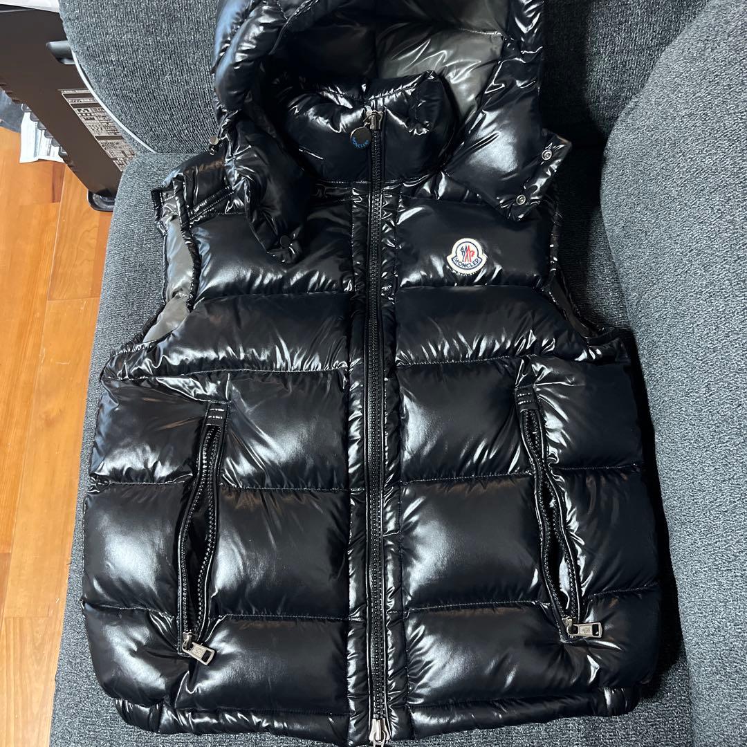 MONCLER ブラック ダウンベスト フード付き - メルカリ