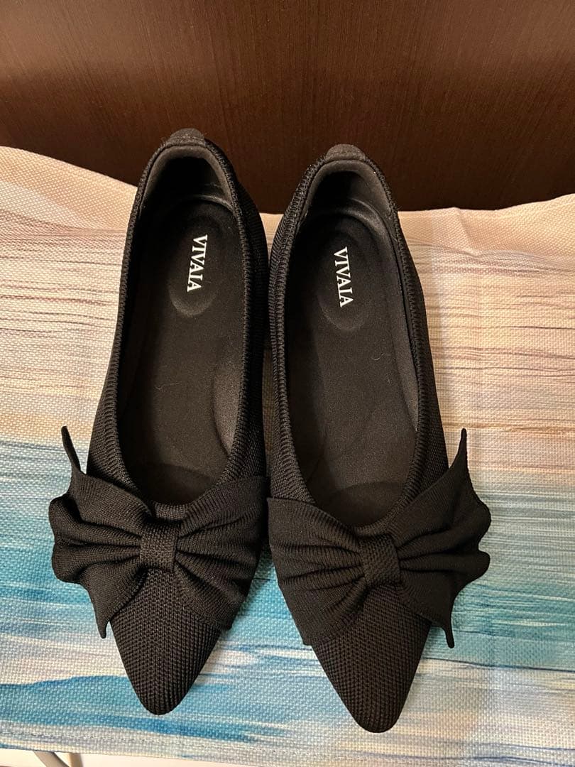 【美品】VIVAIA ブラック フラットシューズ 撥水 リボン 37.5 Aria 5°] ポインテッドトゥ 撥水加工 フラットシューズ – VIVAIA JAPAN