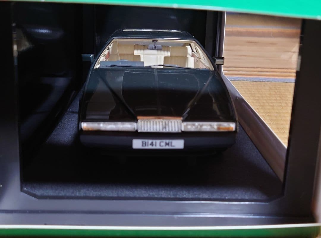 ①CULT 1/18 アストンマーティン・ラゴンダ 1985 グリーンメタリック