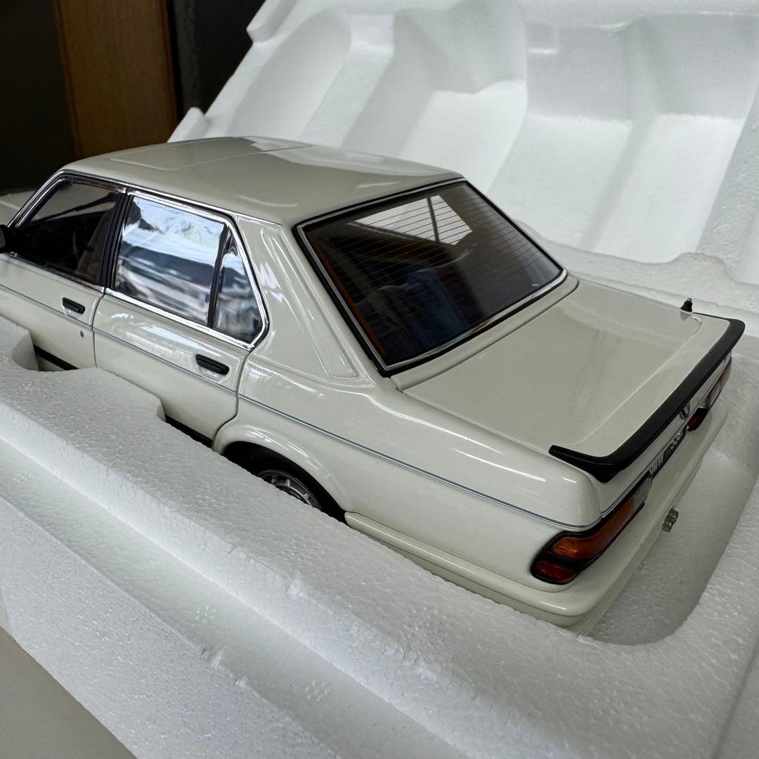 新品】オートアート BMW 535i 1985 ホワイト 1/18