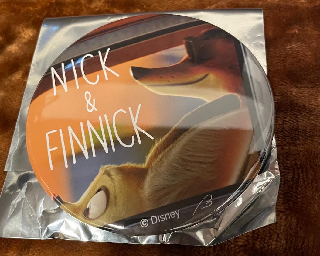 ニック ズートピア スタンド付 大型 缶バッジ [匿名配送] - メルカリ