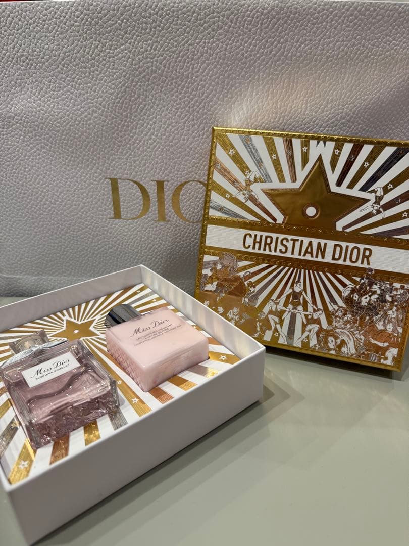 DIOR ホリデー限定　ミスディオール　セット ミス ディオール」ミニサイズのフレグランス4種セット、ホリデー