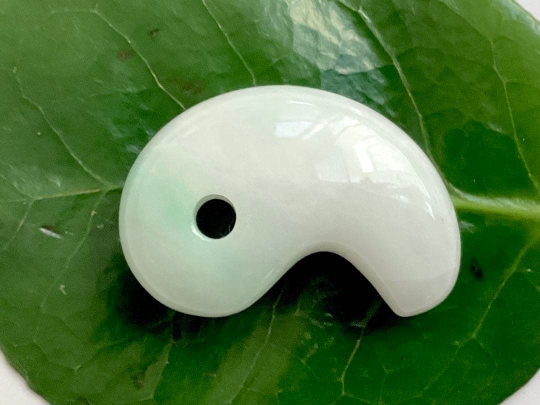 ✳premiumシリーズ一流の勾玉 糸魚川翡翠 再結晶線入り 御守りに鑑別