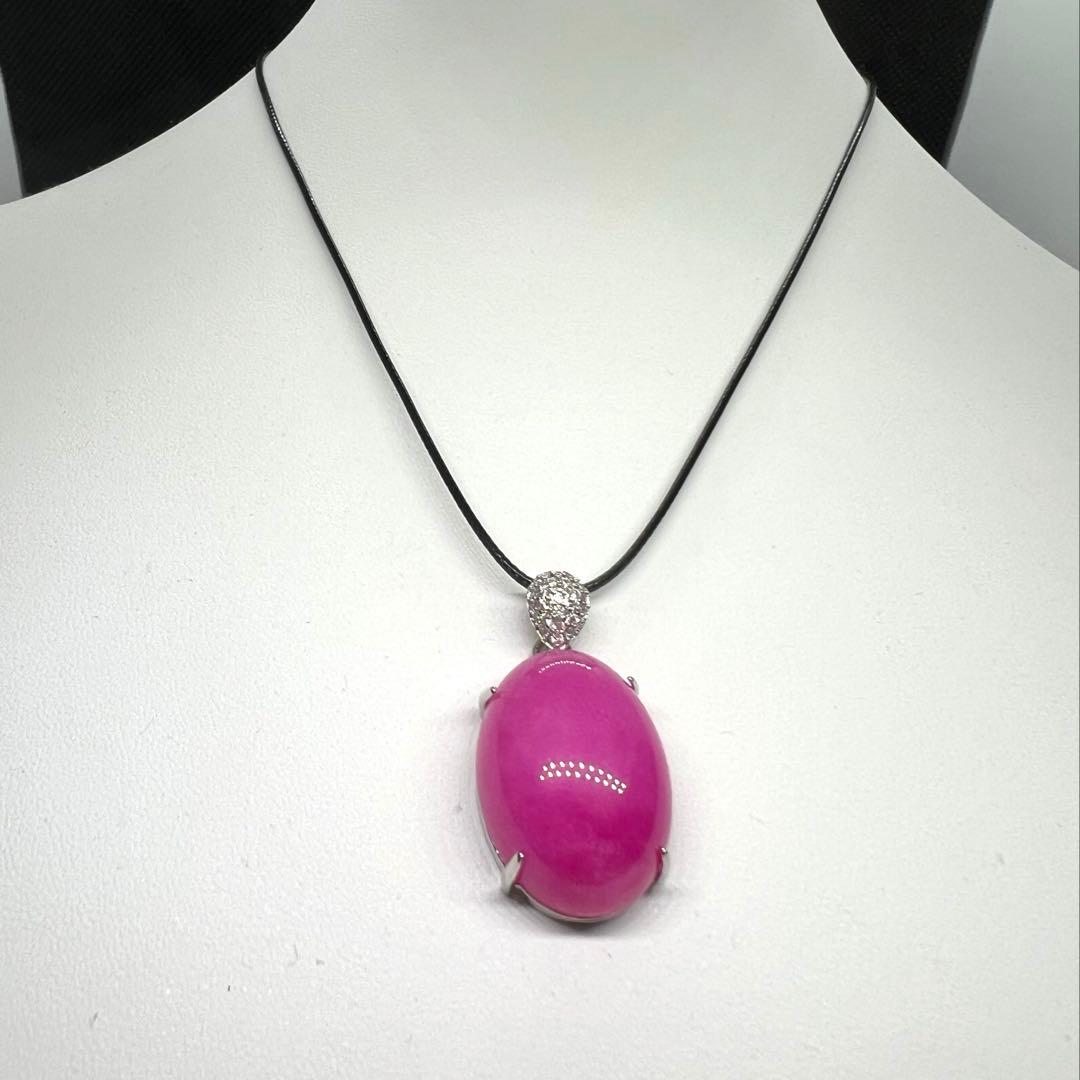 新品 綺麗なピンク色の翡翠卵形ペンダント革紐でビンテージスタイルD10116