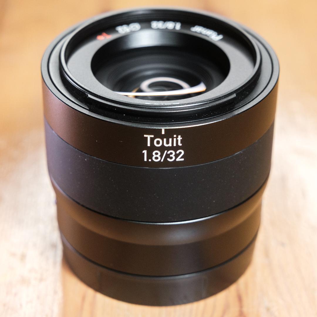 【美品】ZEISS (ツァイス) Touit 1.8/32 Eマウント 高性能で軽量コンパクト、しかも明るい！】「ZEISS Touit 1.8/32」が