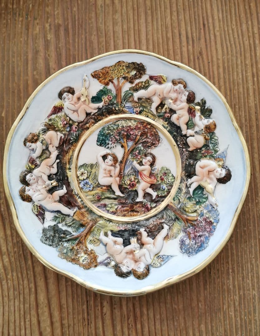 アンティーク イタリア カポデモンテ ハンドペイント エンボス装飾絵皿 天使子供 アンティーク イタリア カポデモンテ ハンドペイント エンボス装飾絵皿