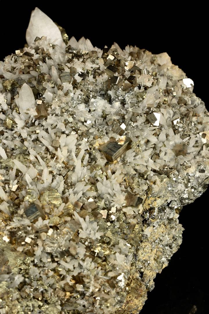 青森県尾太鉱山産 水晶 黄鉄鉱 7.9kg 天然石 原石 国産鉱物標本 鑑賞石