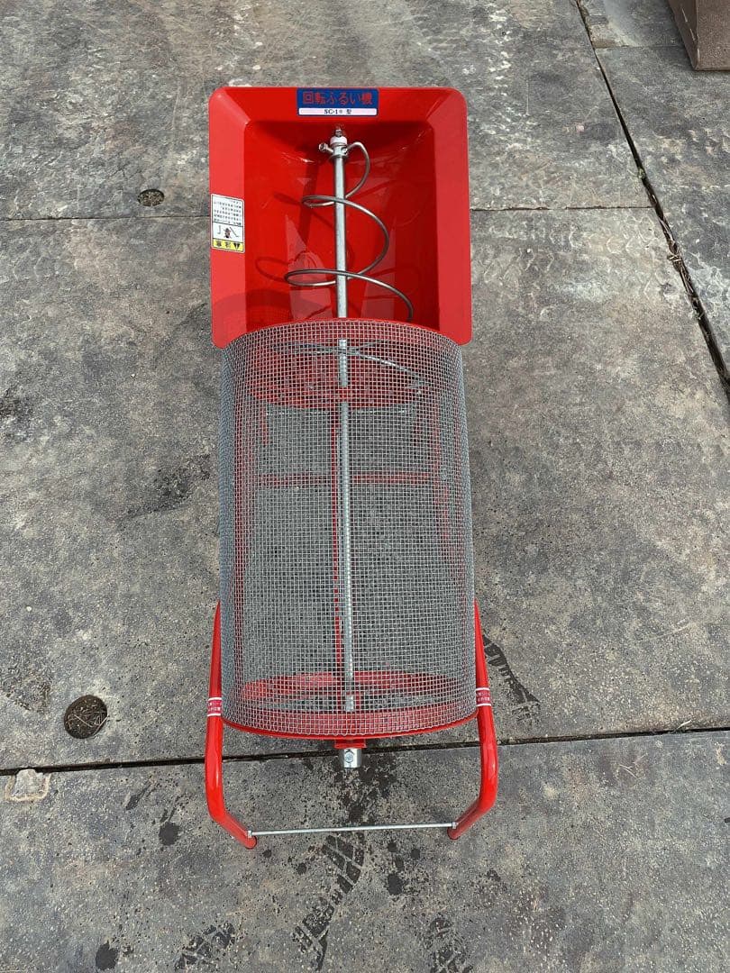 赤い金属製種子選別機 スタンド付き