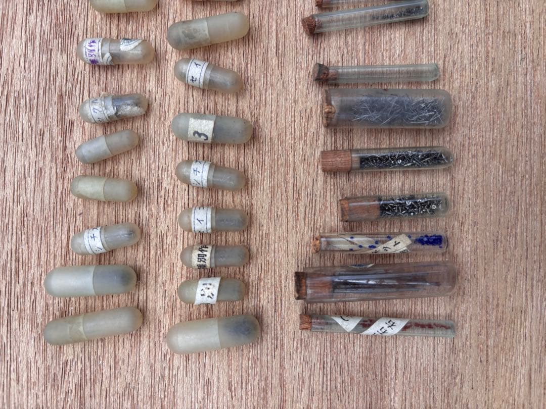 時計風防がたくさん入った小引き出し 5杯 時計部品 針 腕時計 デッド