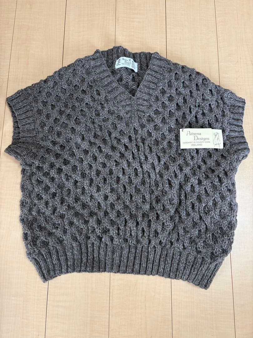 アテナデザイン　Vネックケーブルセーター　新品未使用　サイズ46 リフ Riff ケーブル編みVネックニット セーター ケーブル編みニット