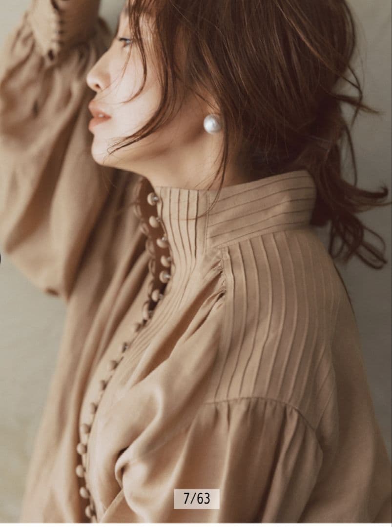 ✨CADUNE✨≪神崎恵さんコラボ≫タックボリュームブラウス - メルカリ