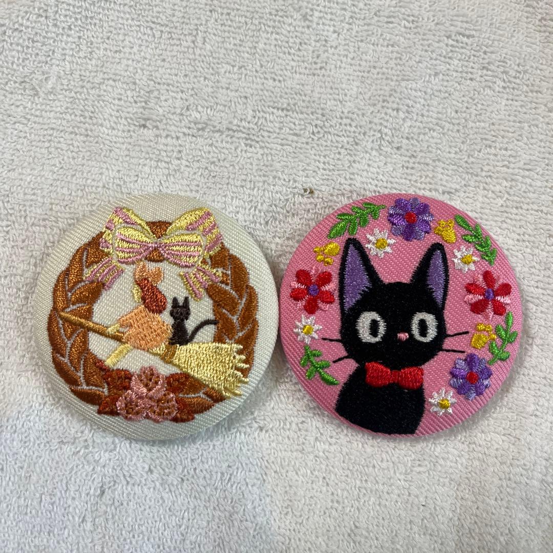 ジブリ 刺繍缶バッジ 魔女の宅急便 ジジ - メルカリ