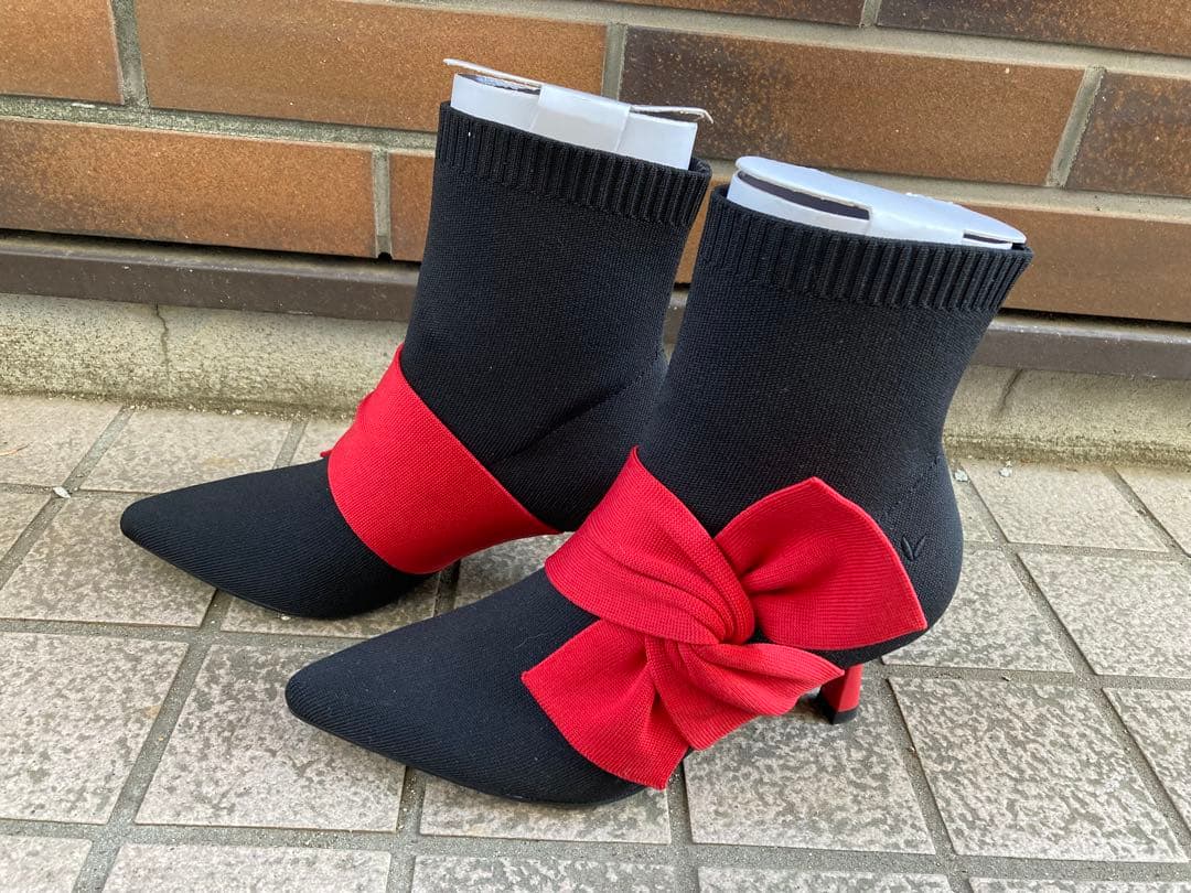 【ほぼ新品】ブーティ／ポインテッドトゥ／赤リボン付き／ニット素材／VIVAIA ほぼ新品】ブーティ／ポインテッドトゥ／赤リボン付き／ニット素材