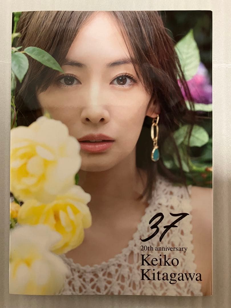 北川景⼦ 写真集『「37」20th anniversary』 初版 - メルカリ