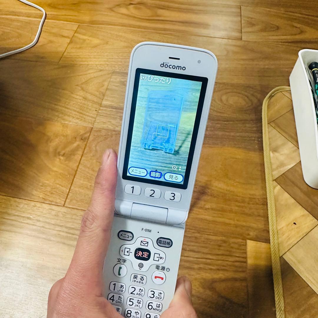 ドコモ らくらくホン F-01M ホワイト通電確認済 初期化済 - メルカリ