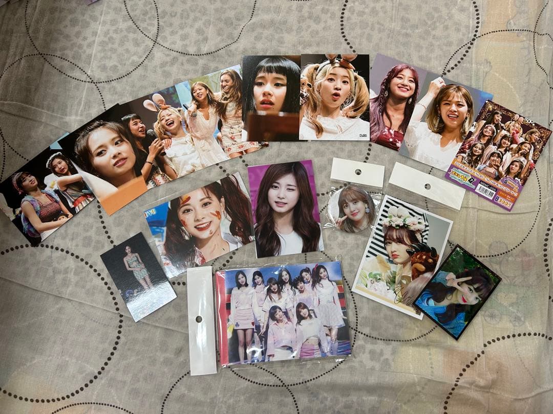 ツウィ うちわ ポスター アルバム aboutzu ラントレ まとめ売り - メルカリ