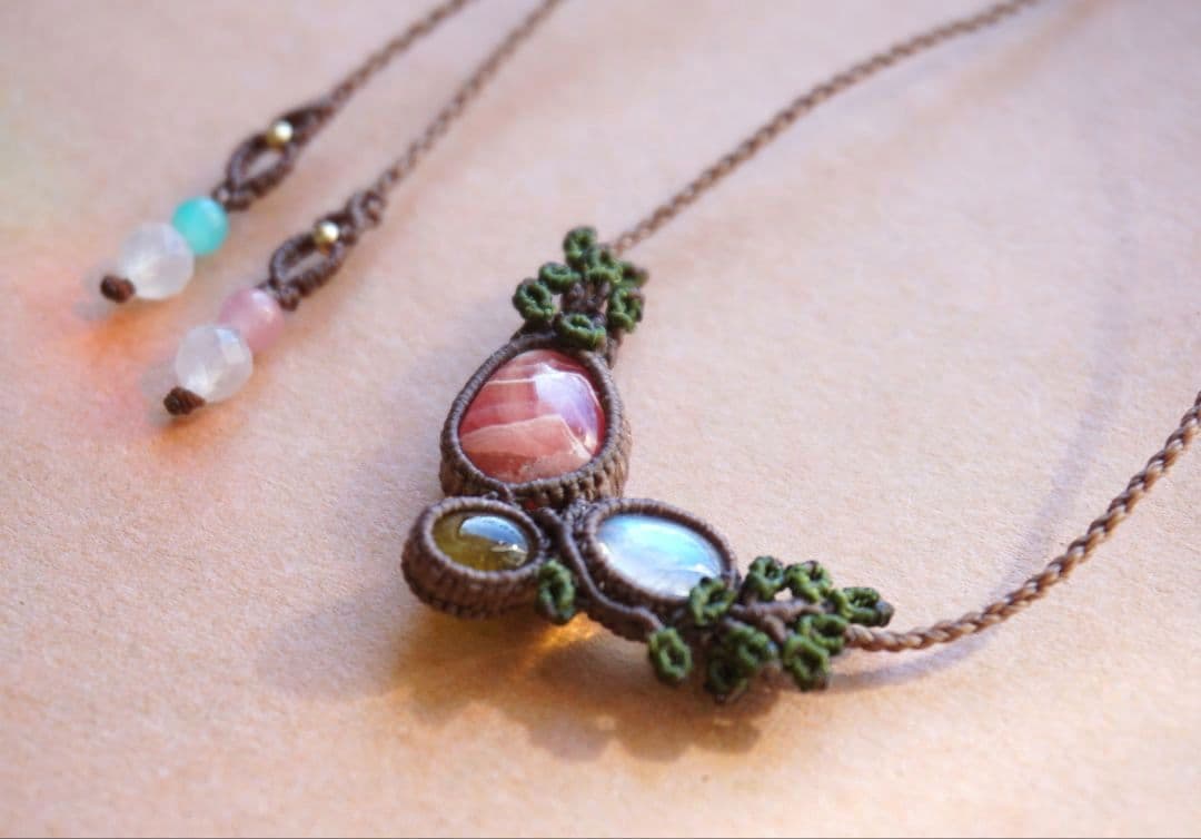 《森の妖精のネックレス》インカローズ　レインボームーンストーンマクラメネックレス