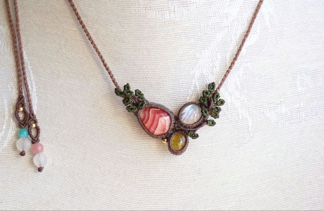 《森の妖精のネックレス》インカローズ　レインボームーンストーンマクラメネックレス