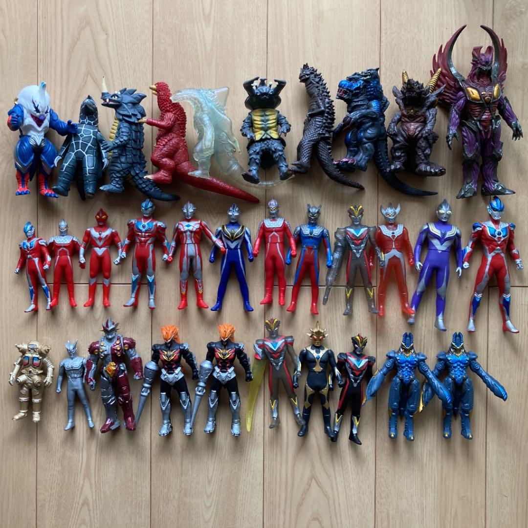 ウルトラマン ソフビ32体（レア リザードン）、指人形9体、ミニ