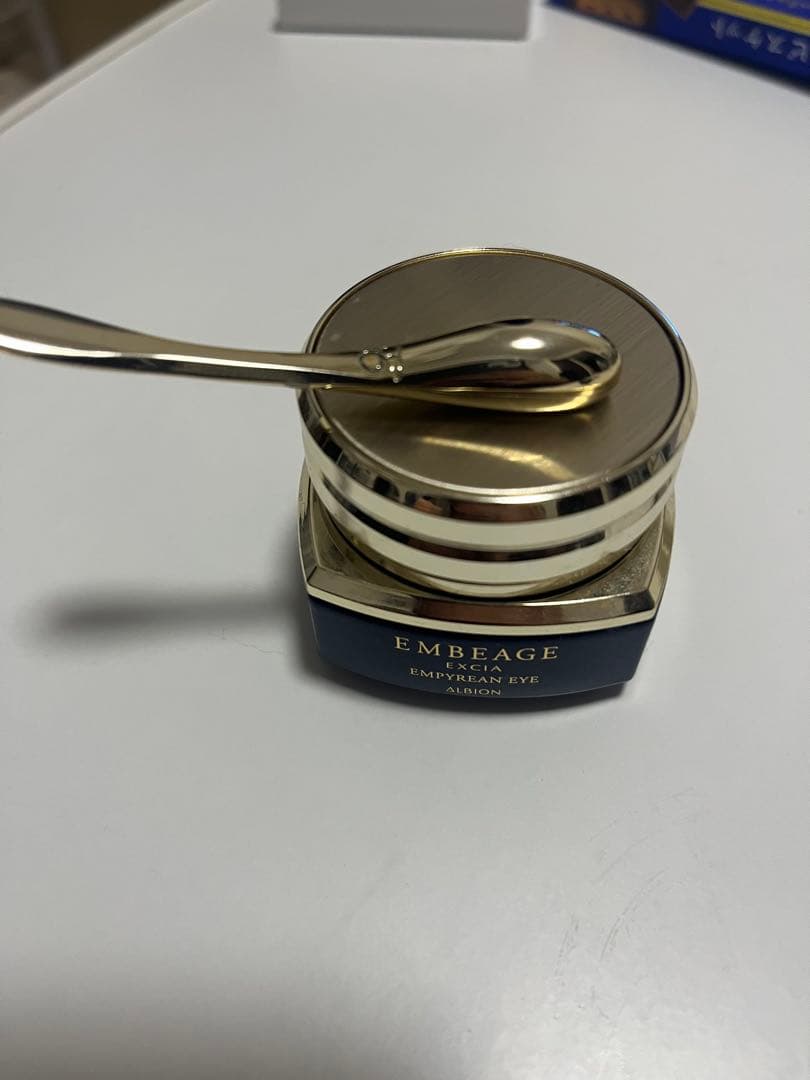 EMBEAGE アイクリーム クリーム色 スパチュラ付き アルビオン / エクシア アンベアージュ エンピリアン アイの公式商品