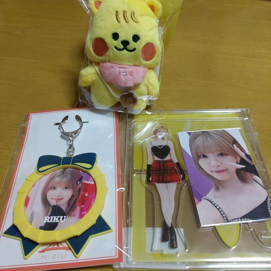 NiziU リク ケース付き缶バッチ&バッグチャーム&フォトカードスタンド