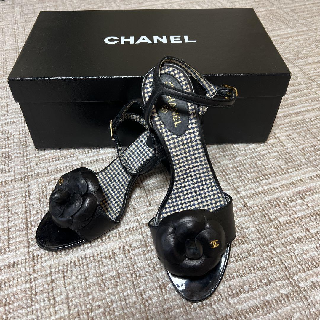 CHANELサンダル カメリア ブラックレザー - メルカリ