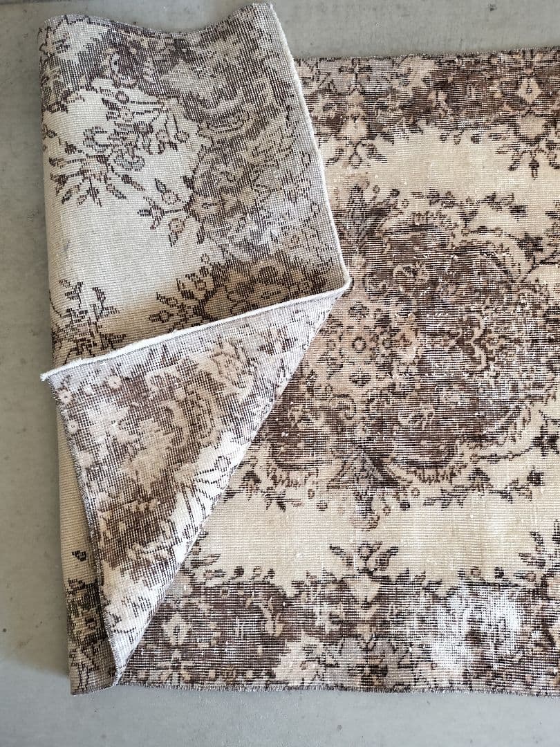 ベージュとココアブラウンのヴィンテージラグ 雅姫さんNo.698