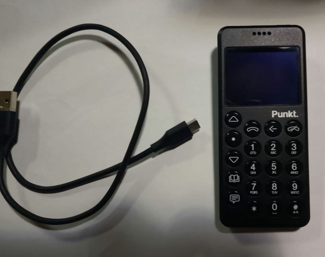 Punkt. MP02 ※液晶上部に欠け有り ガラケー生活で人間らしさを取り戻す①〜Punkt.MP02について、迎えた