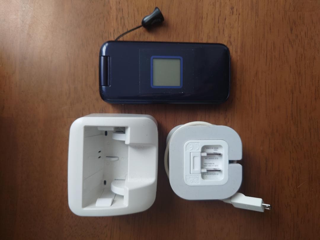 NTT docomo らくらくホン F-02J　ネイビー　充電器付きセット らくらくホン F-02J [ネイビー]の製品画像 - 価格.com