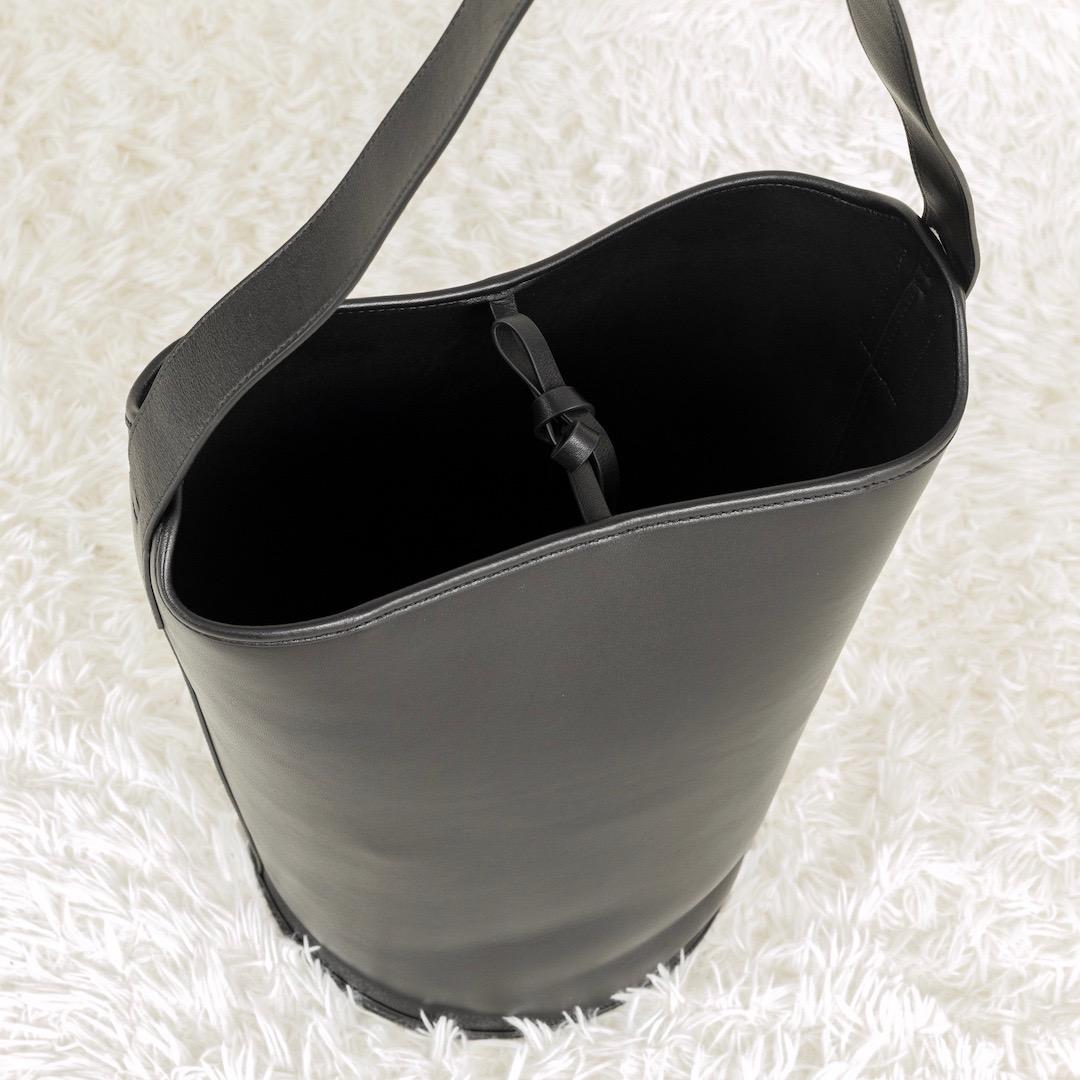 未使用タグ付き ETRE TOKYO ラムレザーバケットバッグ ブラック - メルカリ