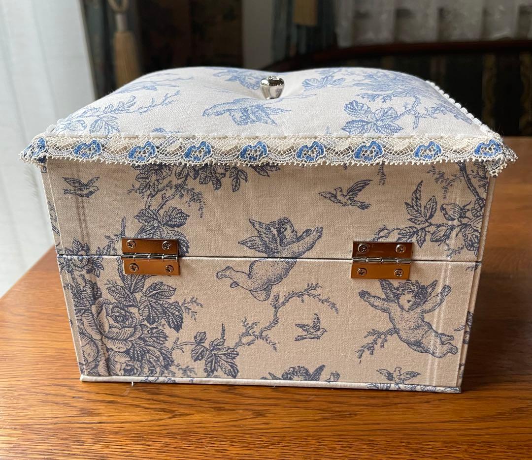 カルトナージュ裁縫箱(中) 天使と薔薇 小物達も可愛い‼️ - メルカリ