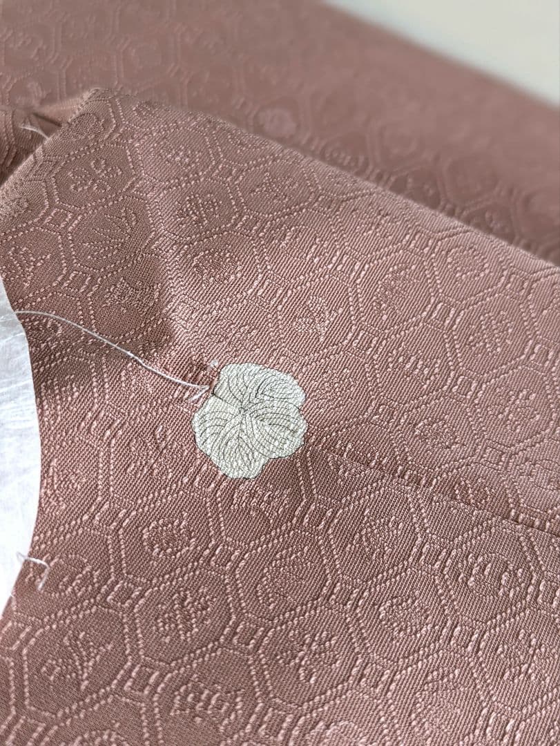 正絹老舗伊と幸色無地宝尽くし文様色無地一つ紋 - メルカリ