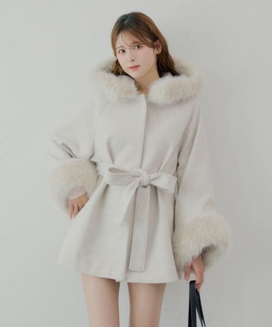 chico ビジュー付きファー襟ケープコート ラインストーン付き - メルカリ