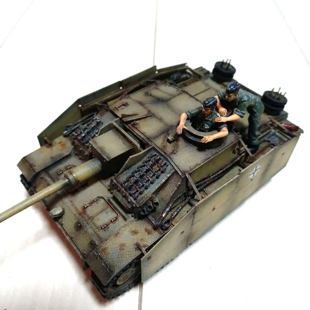 〚塗装済み完成品〛タミヤ　1/35 　ドイツ三号突撃砲 （戦車兵2名付き） タミヤ 1/35 ミリタリーミニチュアシリーズ ドイツ III号突撃砲B型