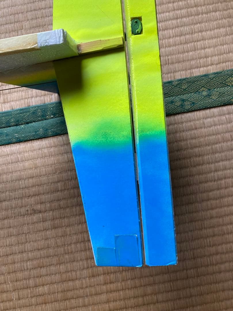 エレベーター等のヒンジ代わりに透明テープを使い作成したグライダー