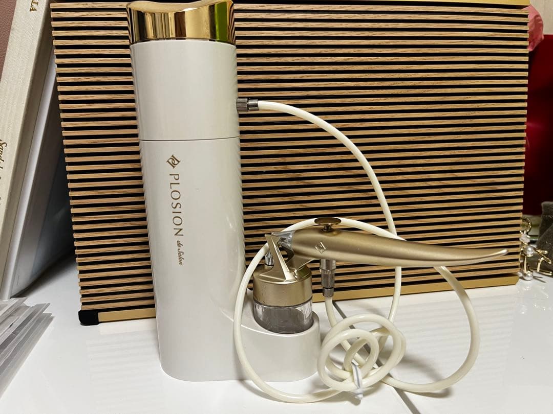 PLOSION 美顔器 ホワイト・ゴールド PLOSION（プロージョン）炭酸ミスト ホワイト 美顔器 - メルカリ