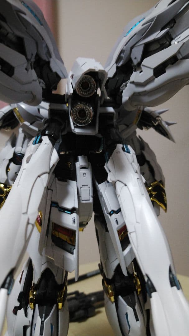 オマケ付き！〈完成品〉海外キットシナンジュ似真紅の三倍速白狼Ver.