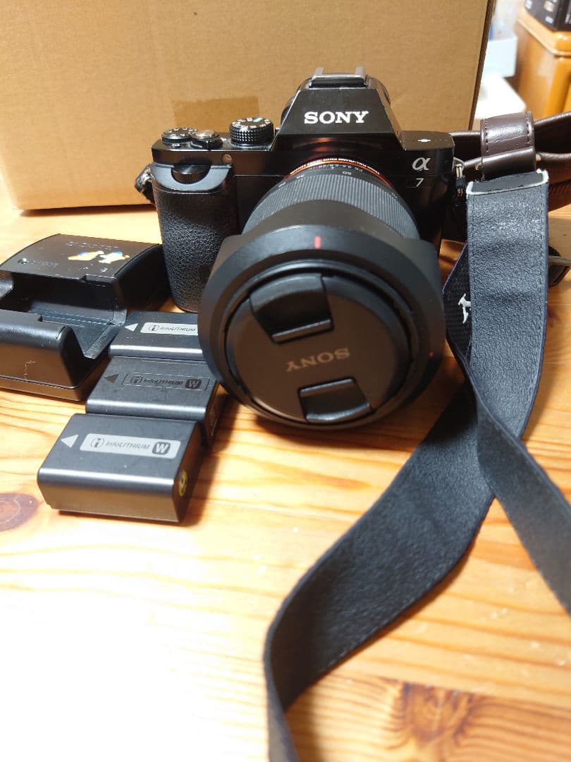 SONYミラーレス一眼　初代α7レンズキット　バッテリー×3+充電器 α7 III 保護ガラスやバッテリーチャージャー 一緒に買っておきたい