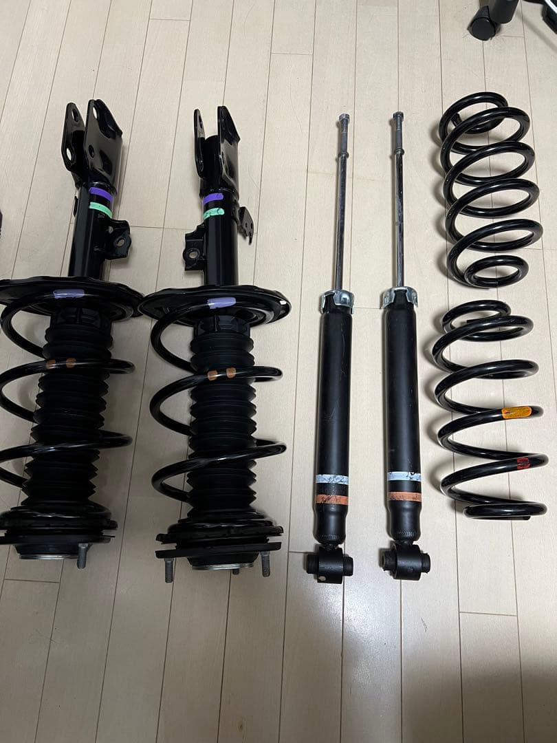 トヨタ80ヴォクシー、ノア、エスクァイア純正サスペンション - メルカリ