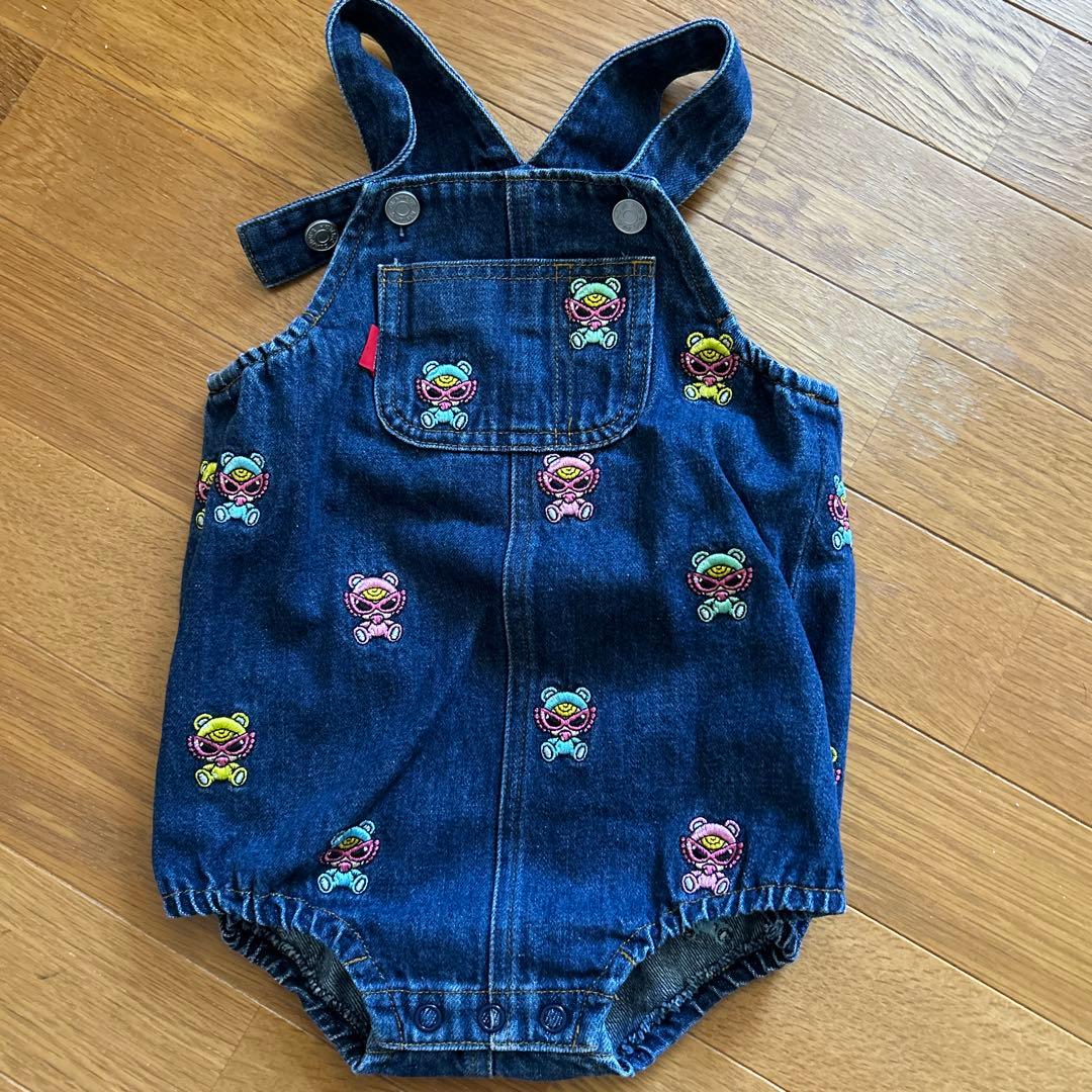 デニムサロペット ヒスミニ　刺繍 HYSTERIC MINI（ヒステリックミニ）の「MINI FACE＆LOGO総柄刺繍