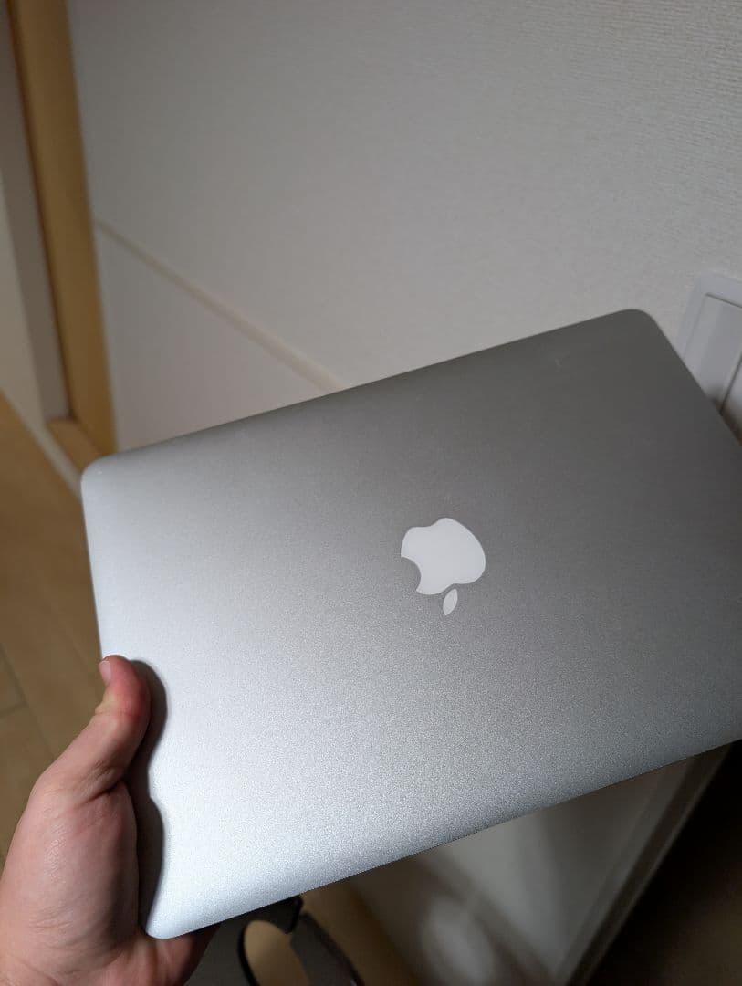 MacBook Air 8GB / SSD 500GB 新しいバッテリー