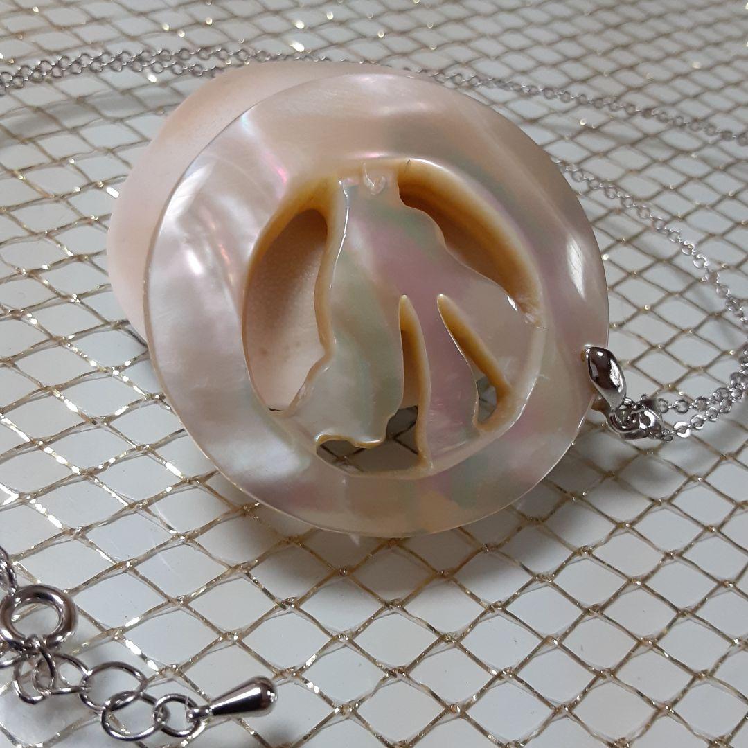 夜光貝　(雪桜様。お取引き中)　『月にウサギ:プルメリア:イルカ』ペンダント。