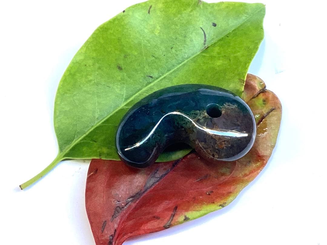 ✳国内の出雲めのう【碧玉】の最高峰勾玉でしょう‼️ 天然石 浮き草文様