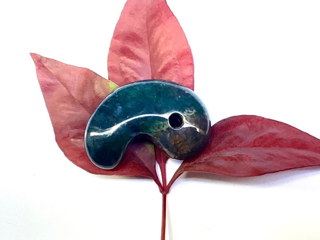 ✳国内の出雲めのう【碧玉】の最高峰勾玉でしょう‼️ 天然石 浮き草文様